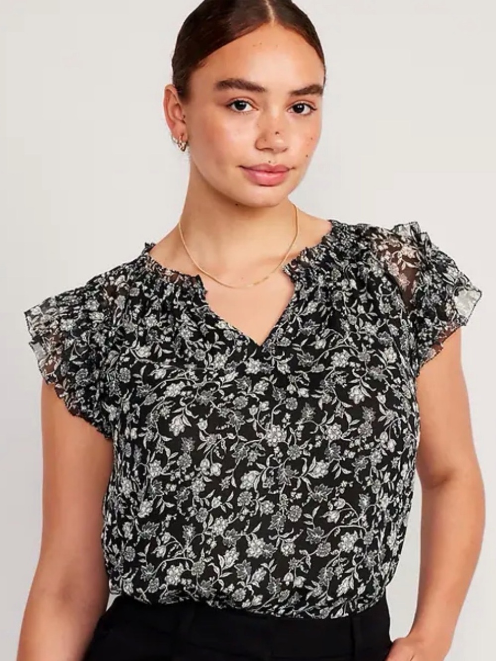 ๐ฉทOld Navy Medium Black and White Floral Ruffle Sleeve Blouse w/ a sheer overlay๐ฉท